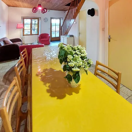 4 Bedroom Beautiful In Casa de Férias